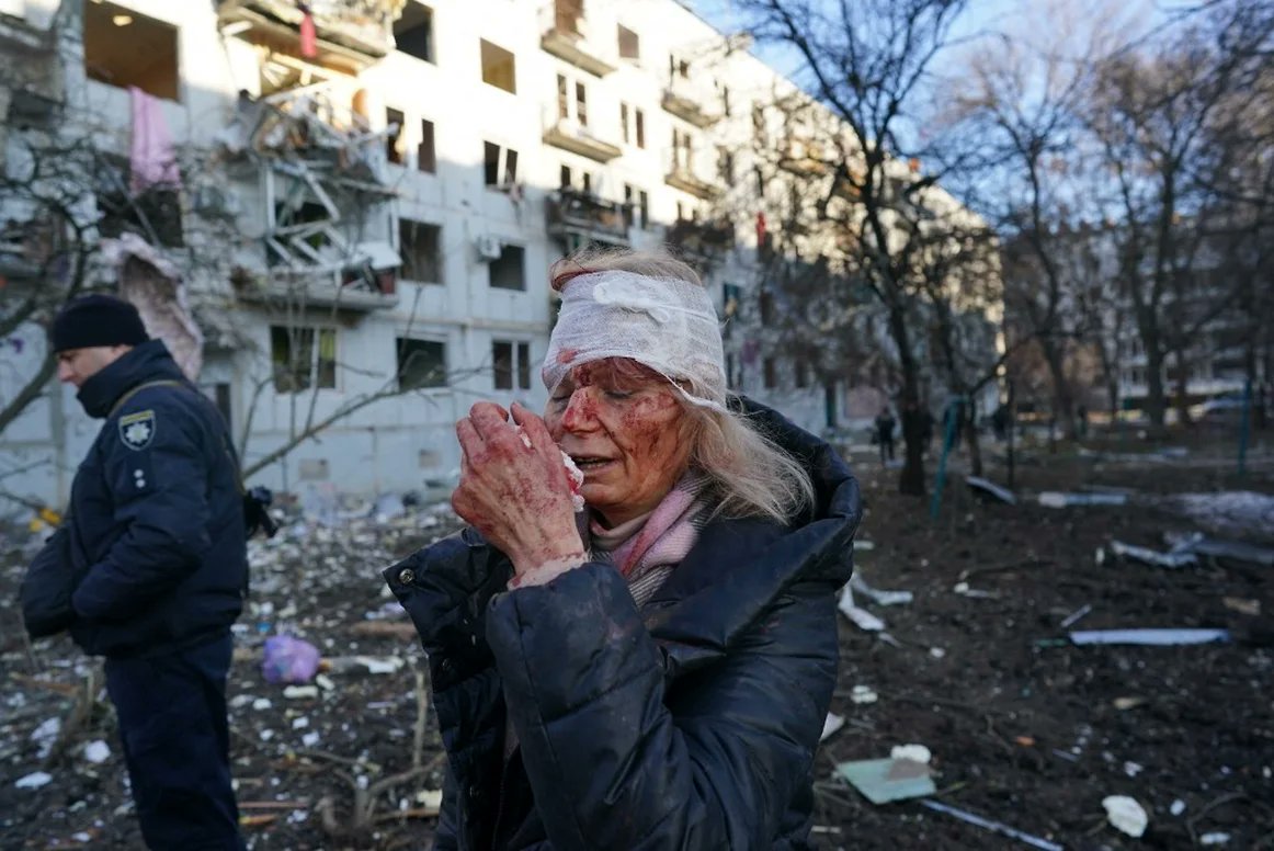 annadirocco2's tweet photo. #RussiaUkraineConflict #WWIII 
Le foto riportate sul quotidiano russo "Kommersant" che raccontano l'attacco aereo nella città di Chuhuiv, regione di Kharkiv 

https://t.co/VG96njzALK https://t.co/SGJbzLjOC2
