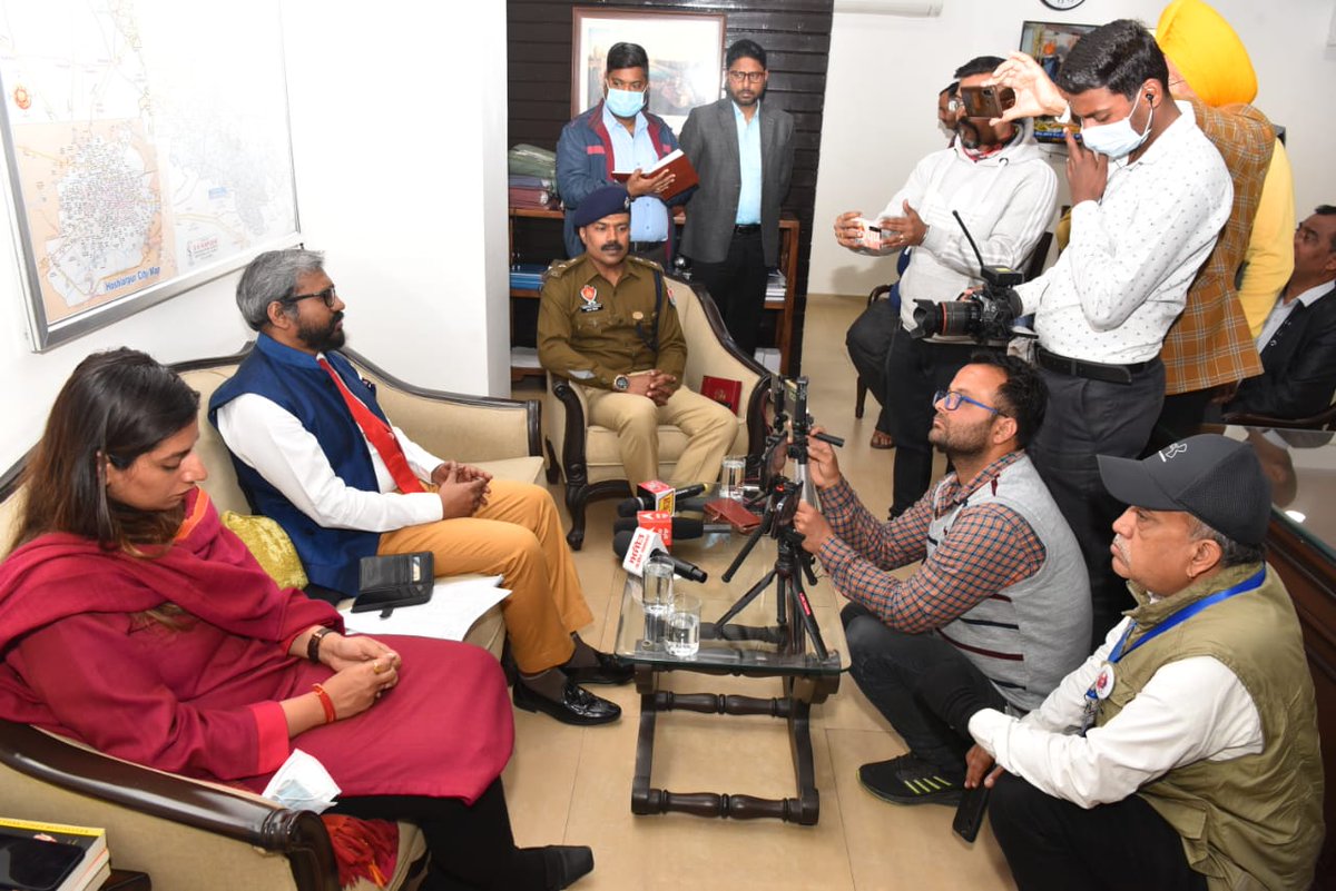 HSBawa_Official's tweet image. ਅਨੁਸਾਰ ਸੁਰੱਖਿਆ ਪ੍ਰੋਟੋਕਾਲ ਦੀ ਕੀਤੀ ਜਾ ਰਹੀ ਹੈ ਪਾਲਣਾ: ਡਾ.ਰਾਜੂ - ਮੁੱਖ ਚੋਣ ਅਫ਼ਸਰ ਨੇ ਸਟਰਾਂਗ ਰੂਮਾਂ ਦੀ ਕੀਤੀ ਚੈਕਿੰਗ  tinyurl.com/23bj82fw
#DrSKarunaRaju #StrongRooms #SecurityProtocol #ECI #ElectionCommission #Punjab #PunjabElections #PunjabElections2022 #YesPunjab