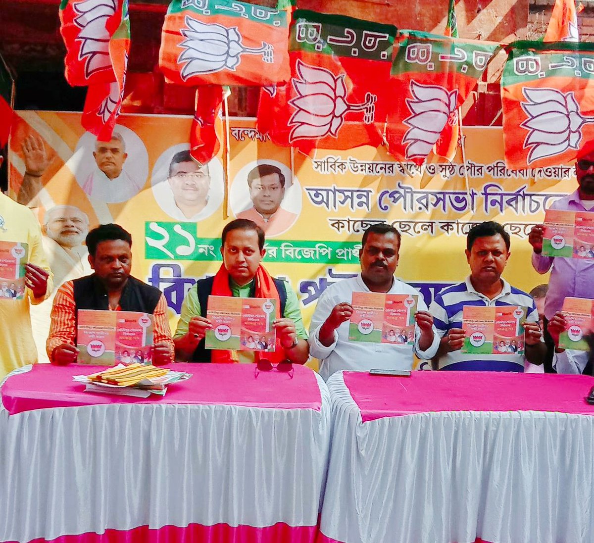BiswanathDolai5's tweet photo. #Medinipur_municipality_Election
Door to door Campaign and Street Corner at Medinipur municipality,,21- no- Ward, #Vote_for_BJP #Vote_for_Development   
@DrSudipDas @Amitava_BJP @DrSukantaBJP @LalSinghArya @blsanthosh @BjpScMorchaWB 
@BJPSCMorcha @BJP4Bengal 
@BJP4India https://t.co/QXwKfBzSUr