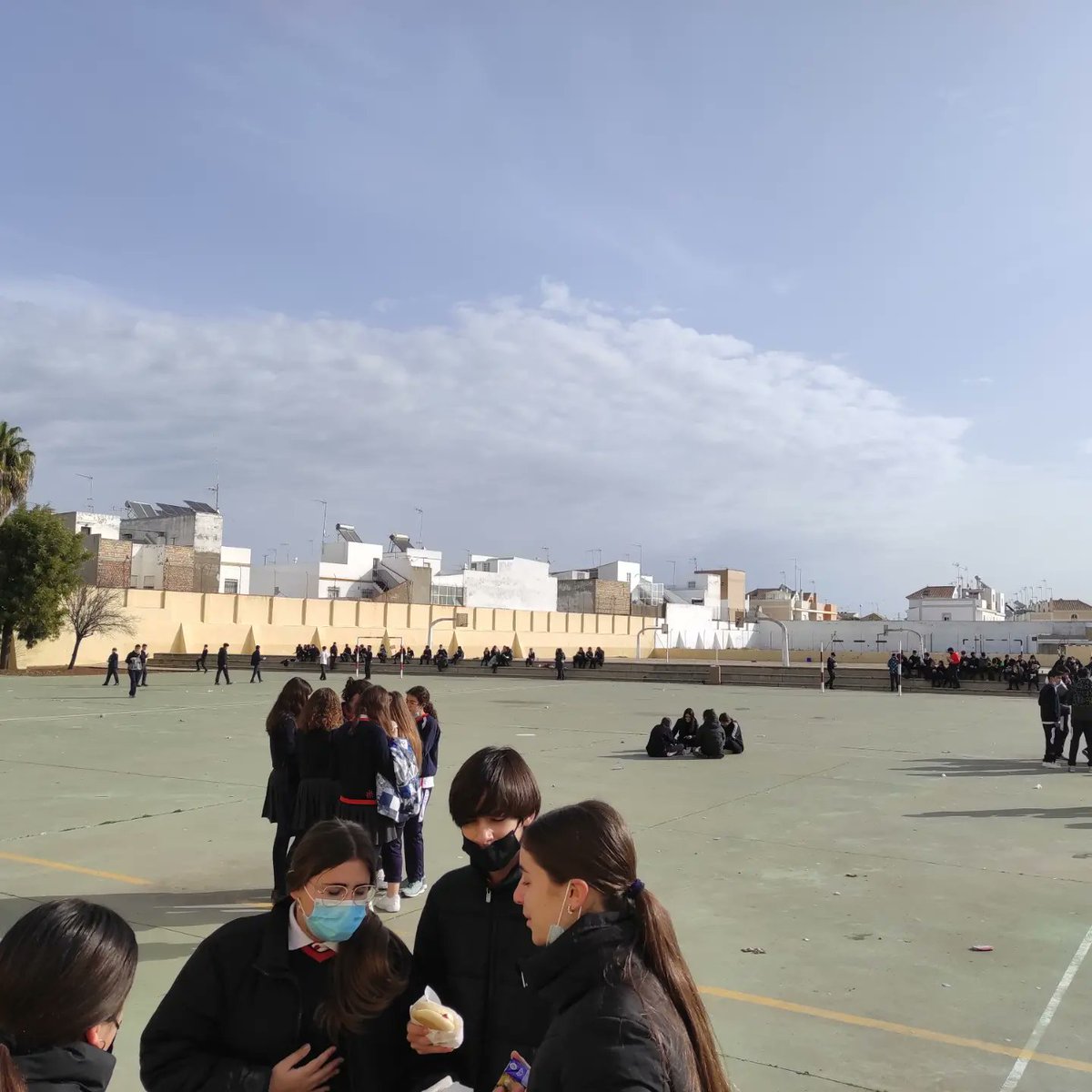 salesianutrera's tweet photo. Gracias al AMPA @AmpaUtreraSales un año más, que nos ofrece pan con aceite y Janon y zumo para desayunar. #NosMueveLaEsperanza https://t.co/ZRpmWG6WZi