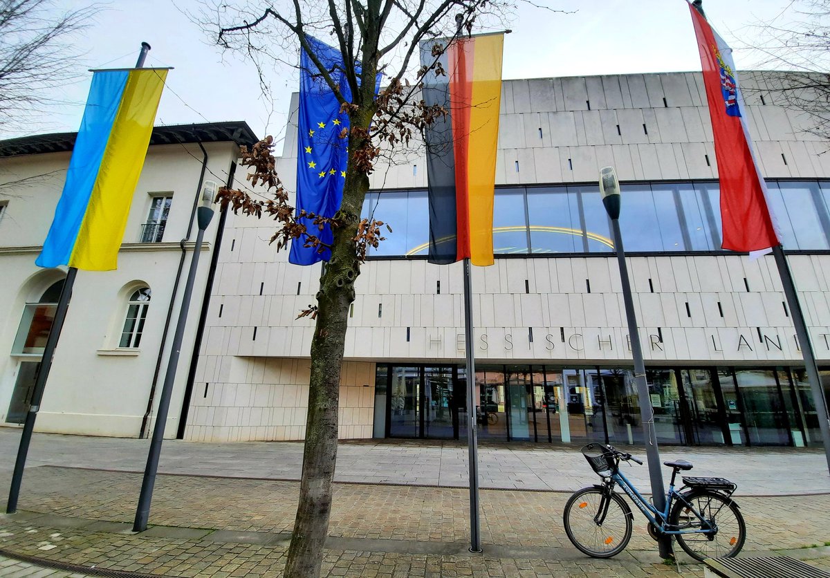 EstherKalveram's tweet photo. Nicht mehr als ein Symbol, aber ein wichtiges. Vor dem #hessischenlandtag weht heute die Flagge der #Ukraine. https://t.co/0Xv0YRDRzj