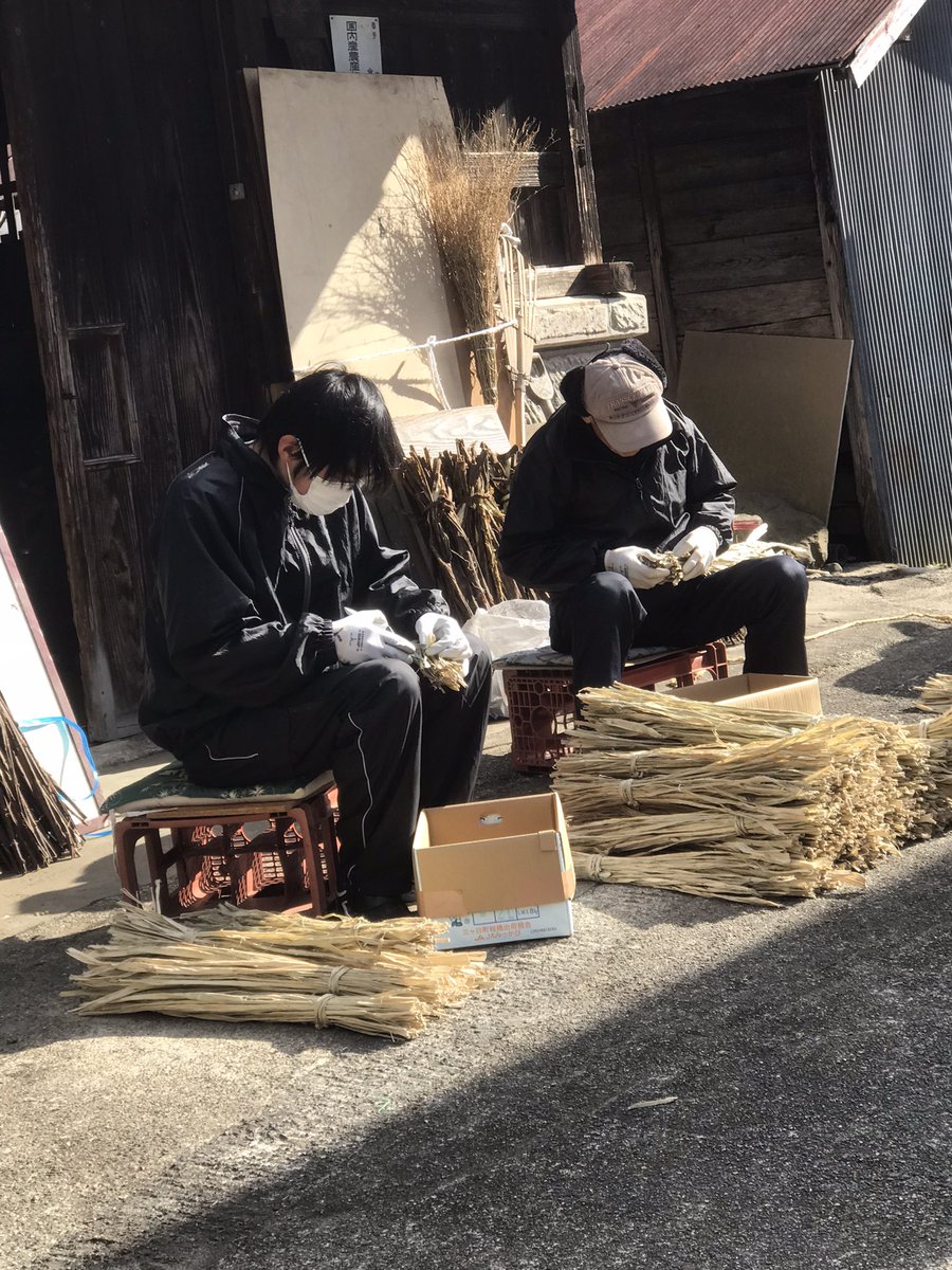 kamiogawa_t's tweet photo. 竹内商店と上小川キャンプ場を営んでいる家族一同は、1月〜3月にかけて和紙の原料、楮（こうぞ）の作業が最盛期❣️品質が最高級と言われる大子那須楮。
畑の原木を刈り取り、白楮にして出荷するまでには何工程もの手間がかかり大変ですが、皆で頑張ってます🤗 https://t.co/2VJCtcZYZu