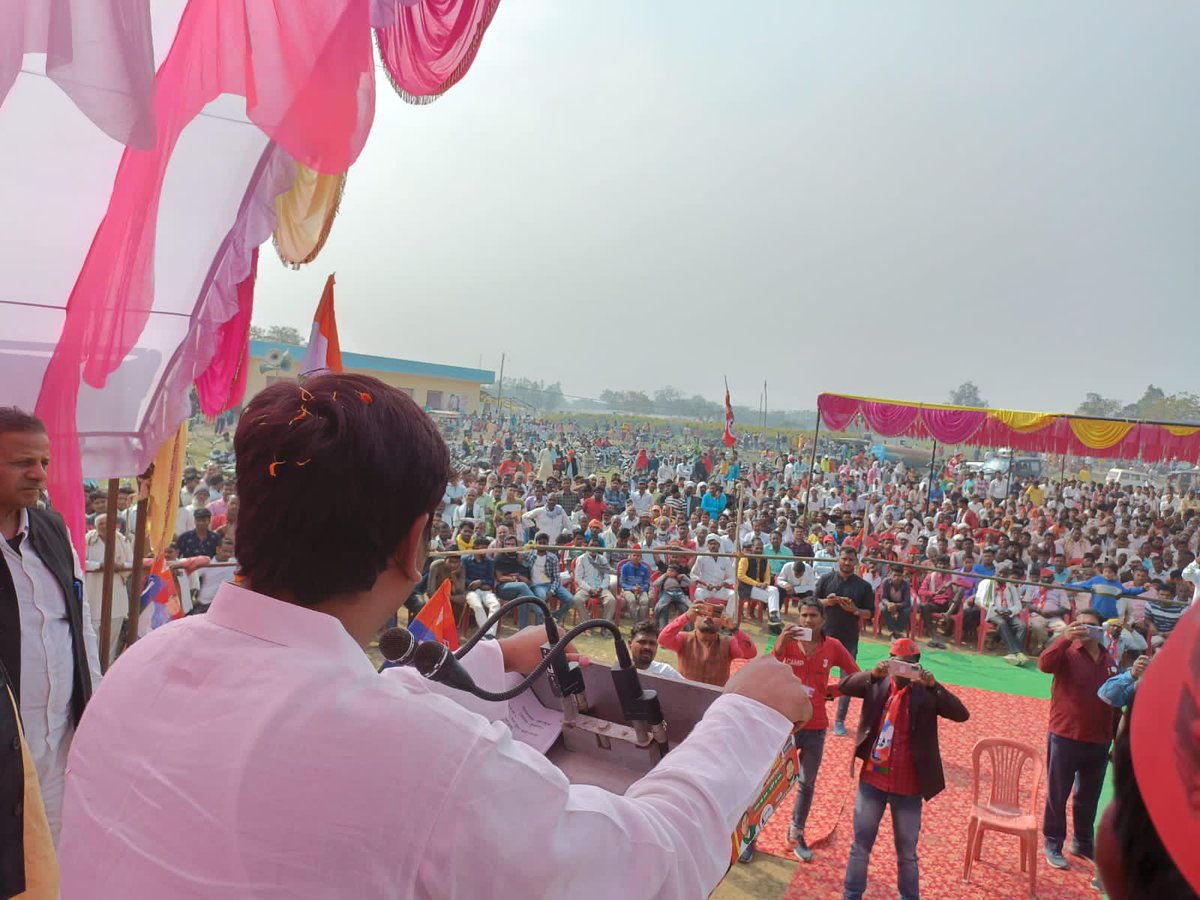 VIPUttarPradesh's tweet photo. माननीय मंत्री श्री मुकेश सहनी जी ने सुल्तानपुर जनपद के लंभुआ विधानसभा में वीआईपी पार्टी के प्रत्याशी श्री रामसुंदर यादव जी के समर्थन में जनसभा को संबोधित किये। https://t.co/a8I9gkEn7B https://t.co/539yozQ06h