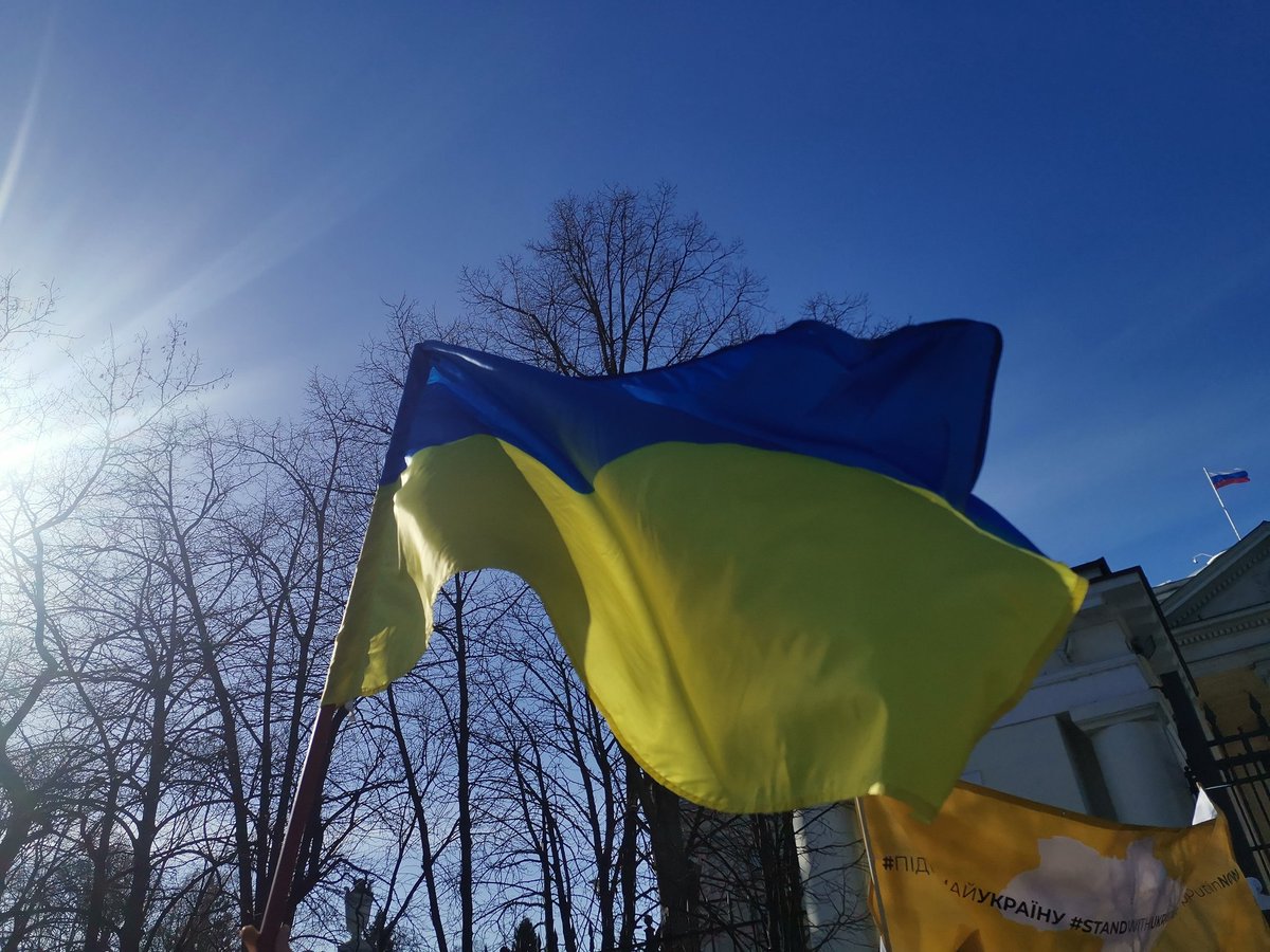 RBezGranic's tweet photo. Dziś na wiecu wolności pod ambasadą Rosji mówiliśmy: jesteśmy zmęczeni po wielu miesiącach konfliktu na granicy polsko-białoruskiej, ale dziś wstępuje w nas nowa fala energii, nasze myśli, nasze serca, nasze działania - dla Ukrainy!
#WolnaUkraina
#putinhuilo! https://t.co/ZGpXVI9vTm