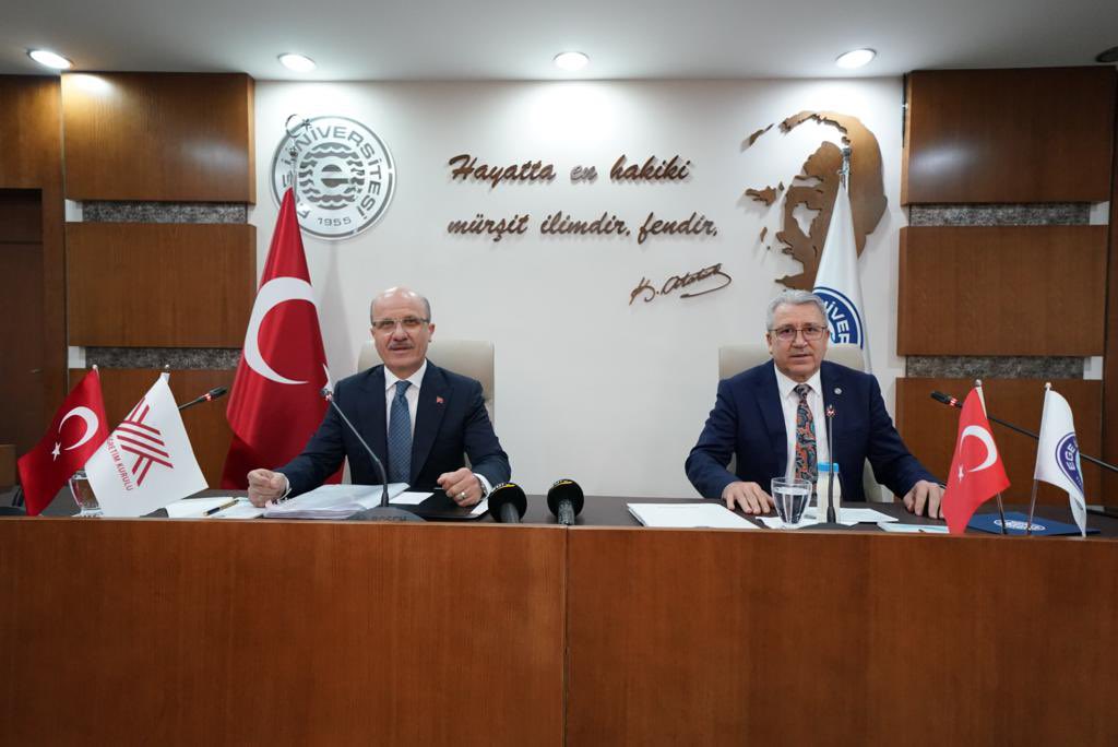 UniversiteEge's tweet photo. Rektörümüz @ProfNecdetBudak , @UniversiteEge Senatosuyla bir araya gelen @YuksekogretimK Başkanı @erolozvar ’a, eğitim-öğretim ve araştırma faaliyetleri başta olmak üzere üniversitemizdeki değişim ve dönüşüm hakkında detaylı bilgilendirmelerde bulundu. https://t.co/k0b3vSfWce