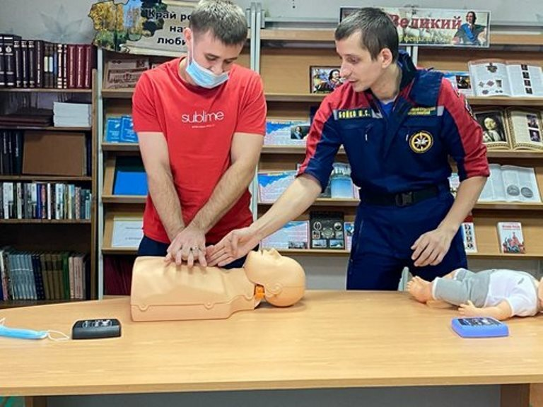 tl_ru's tweet photo. Папы из Тюменского района научились приемам сердечно-легочной реанимации https://t.co/fklUltyWOp https://t.co/sXluY6gj8Z