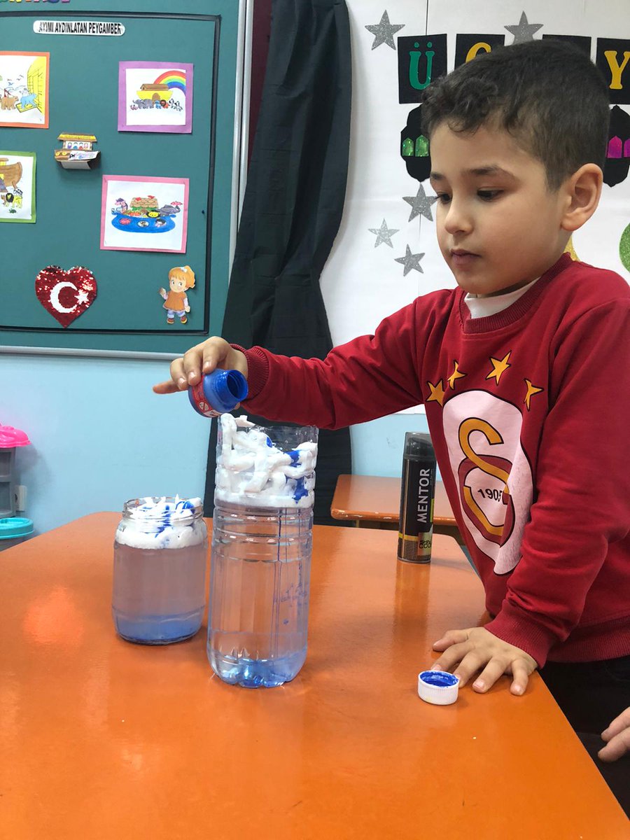 ebkadinaile's tweet photo. Cahit Zarifoğlu Bilgi ve Hikmet Evi Çocuk Etkinlik Merkezi öğrencilerimiz yaptıkları deney ile yağmurun nasıl oluştuğunu öğrendiler.🧪🤓 https://t.co/6Pb4TnwbGh
