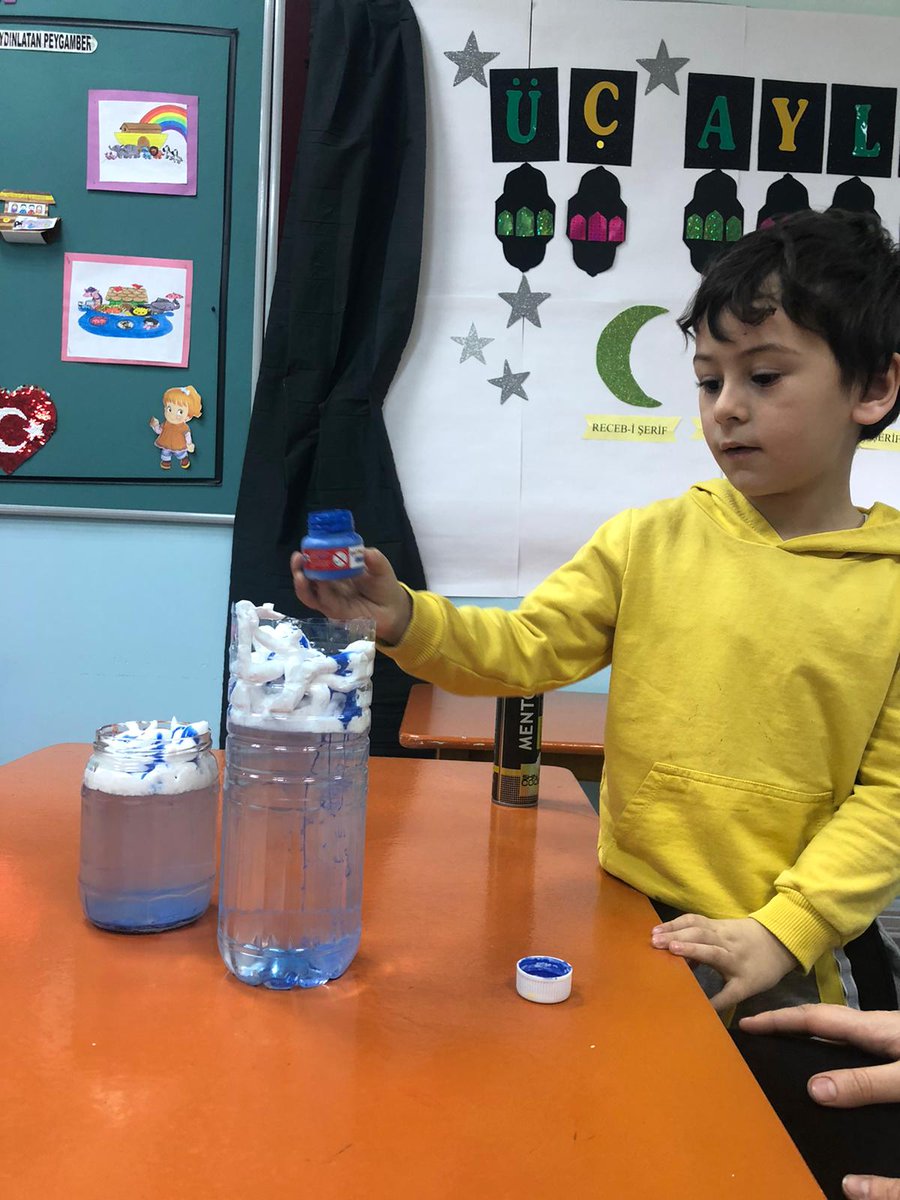 ebkadinaile's tweet photo. Cahit Zarifoğlu Bilgi ve Hikmet Evi Çocuk Etkinlik Merkezi öğrencilerimiz yaptıkları deney ile yağmurun nasıl oluştuğunu öğrendiler.🧪🤓 https://t.co/6Pb4TnwbGh