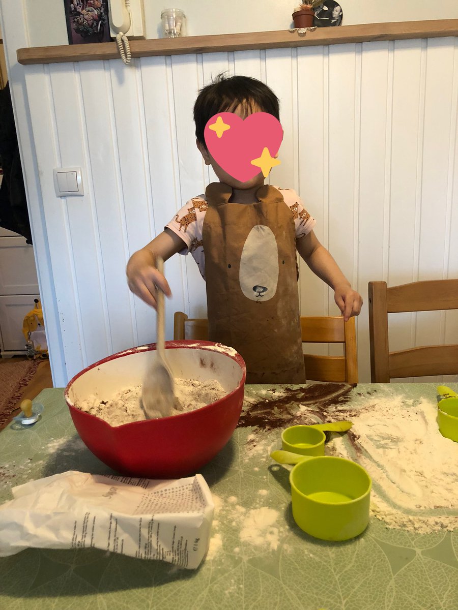 Það fyrsta sem Atli keypti þegar við byrjuðum ferlið að verða fósturforeldrar var lítil svunta, svo barnið sem kæmi til okkar gæti verið með okkur í eldhúsinu.

Nú, allt í einu, er kominn lítill gormur í fjölskylduna sem elskar að baka og gormast með okkur 🥺❤️