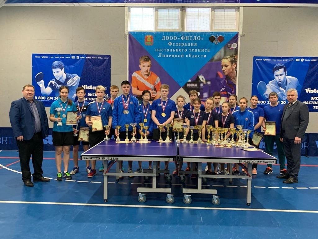 Золотой пьедестал спортсменов УОР №3 на Первенстве ЦФО по настольному теннису🏓💯
По итогам турнира в Липецке теннисисты Химок заняли первые места в большинстве разрядов и  успешно прошли отбор на Первенство России👍
#Химки #настольныйтеннис