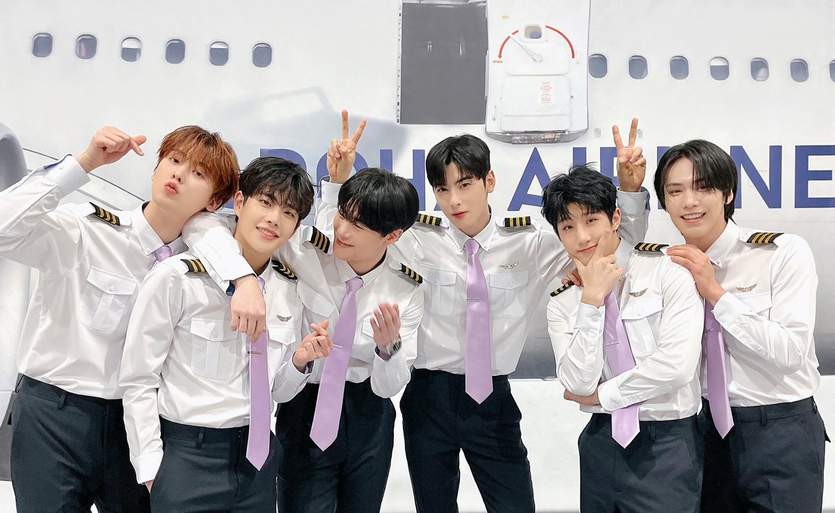ar0hahwaiting01's tweet photo. everyone: looking at the camera
while moonbin

… ㅠㅠㅠㅠㅠ my heart 🥺🥺 https://t.co/ojorZ8Xriv