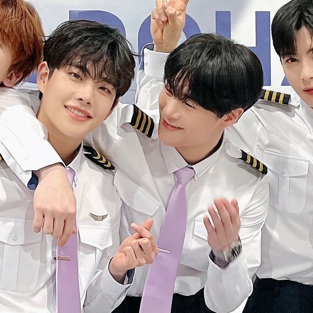 ar0hahwaiting01's tweet photo. everyone: looking at the camera
while moonbin

… ㅠㅠㅠㅠㅠ my heart 🥺🥺 https://t.co/ojorZ8Xriv