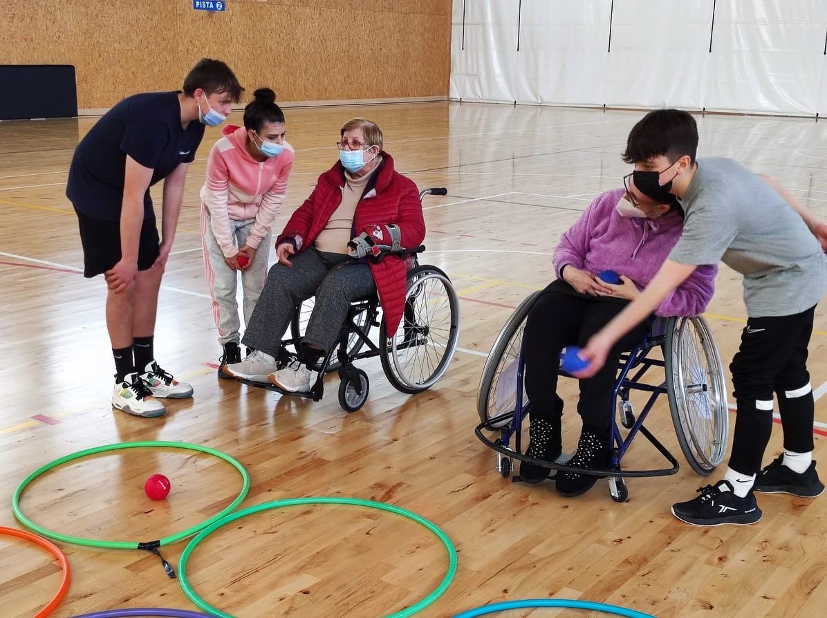 aemif_ibiza's tweet photo. Hemos compartido nuestra actividad Més que Bàsquet con los alumnos de tercero de la ESO del @iessablancadona .
Los alumnos han dinamizado las actividades y han prestando conciencia a la práctica del baloncesto adaptado.
#deporteadaptado #aemif https://t.co/Ds3sazeydm
