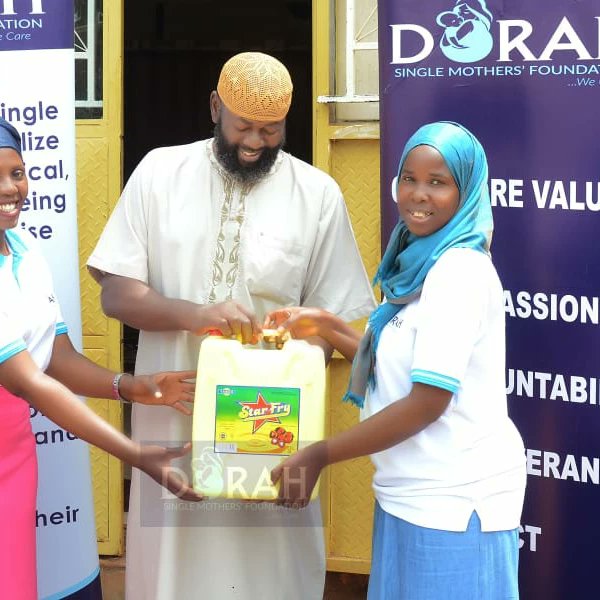 Dsinglemoms's tweet photo. TBT
 DSMF giving out to the muslim community last Ramadhan 2021 amidst the second wave of corona virus that swept the entire world and left many with no food. We thank you all that participated through your generous donations.  #dorahsinglemoms 
#women #singlemompower
#charity https://t.co/C6Uve4PWAe