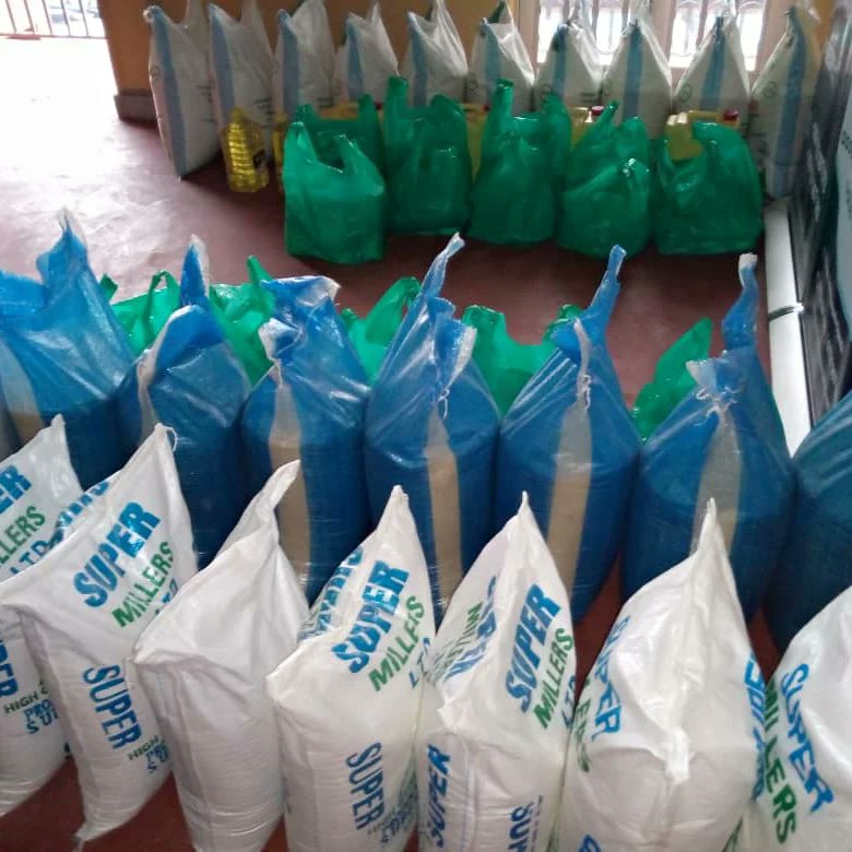 Dsinglemoms's tweet photo. TBT
 DSMF giving out to the muslim community last Ramadhan 2021 amidst the second wave of corona virus that swept the entire world and left many with no food. We thank you all that participated through your generous donations.  #dorahsinglemoms 
#women #singlemompower
#charity https://t.co/C6Uve4PWAe