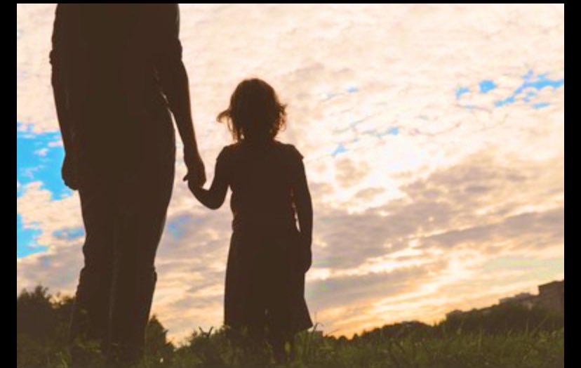 Силуэт отца и дочери. Отцы и дети. Папа с сыном идут. Мужчина с ребенком за руку. Парень плачет на кладбище.