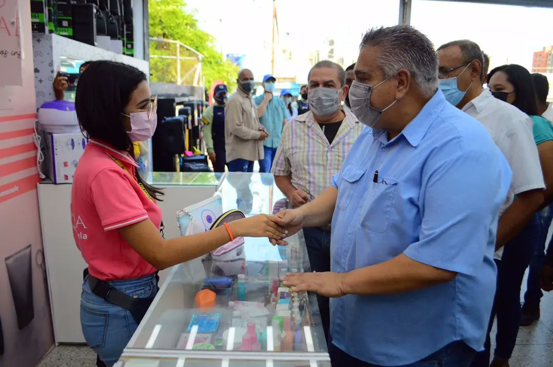En un contacto directo con los comerciantes formales e informales, escuchamos sus planteamientos y le dimos algunas orientaciones para que las cosas mejoren.

#InnovaciónYProgreso
#CiudadOjedaMiCiudad
<a href="/manuelrosalesg/">Manuel Rosales</a>