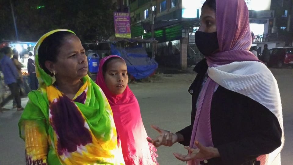 SafeApproachNGO's tweet photo. आप दुनिया- जहान जितना चाहें घूम लें, लेकिन थक हारकर घर की तरफ ही लौटते हैं। पलायन तो रोजी-रोटी की तलाश में मजबूरी बस होता है और आदमी इन्हीं परिस्थितियों में बेघर होता है, लेकिन बे-घरी का दंश हमेशा इंसान को चुभता रहता है, बेतरह चुभता है और कई बार तो इस तरह कि आत्मा घायल हो जाए। https://t.co/QP2SRs0WjA