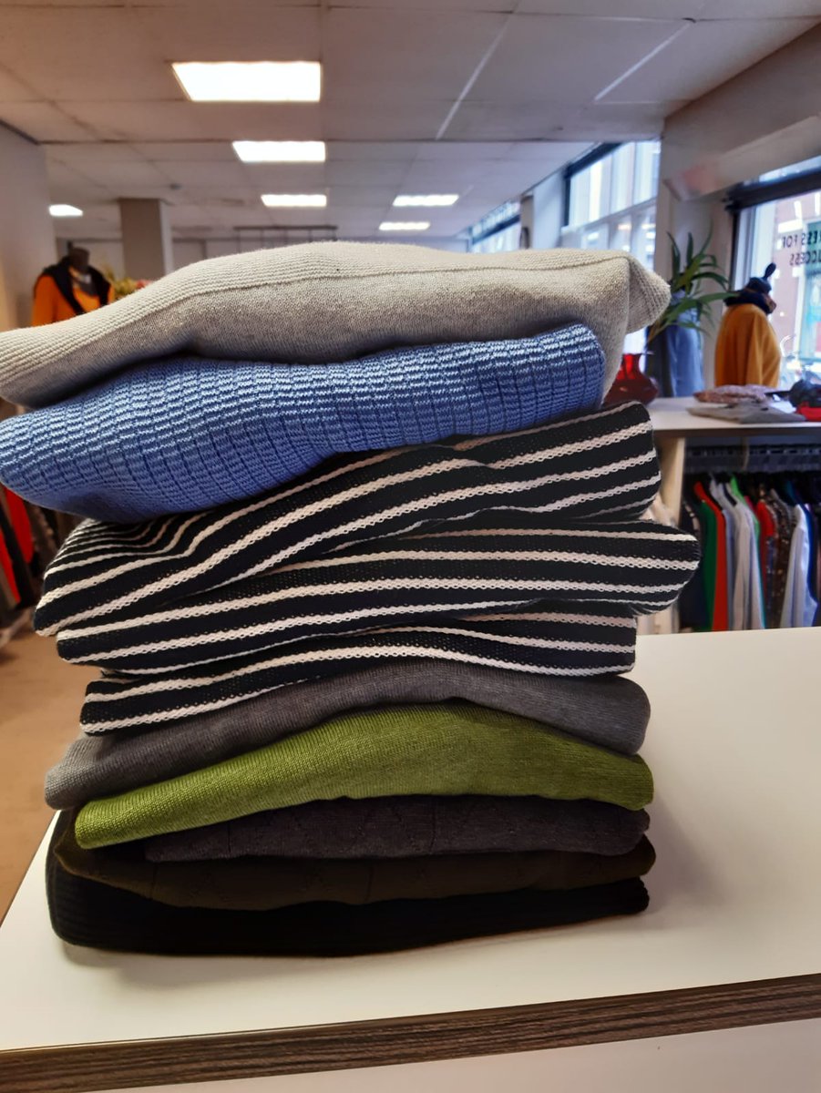 DONATIE
Super blij zijn wij wederom met onze overbuurman Henny's Rits (facebook.com/Hennysrits), waar wij deze week een mooie deal mee konden sluiten: prachtige herentruien/-vesten  met extra korting. Hier zullen onze klanten super blij mee zijn.
Onze welgemeende dank!