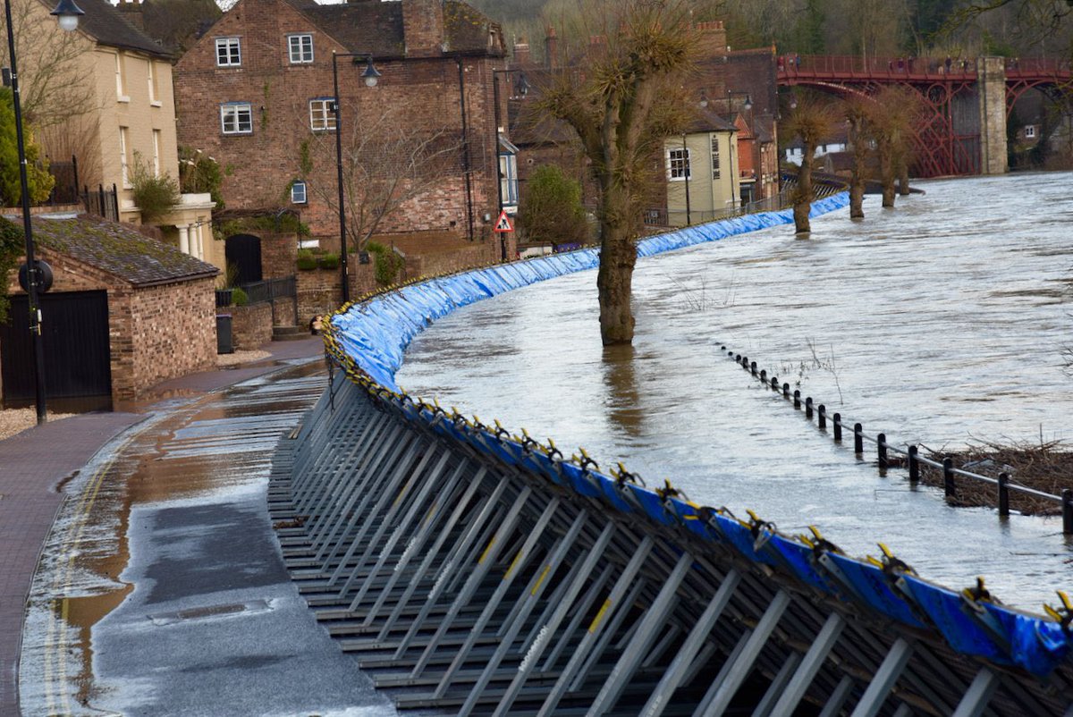 Incredible pic of temporary flood barriers at Ironbridge holding back the River Severn.

You can see why there’s nervousness when they’re fully loaded or there’s a risk of overtopping.

Pic by <a href="/Britt_W/">@brittwarg.bsky.social</a>