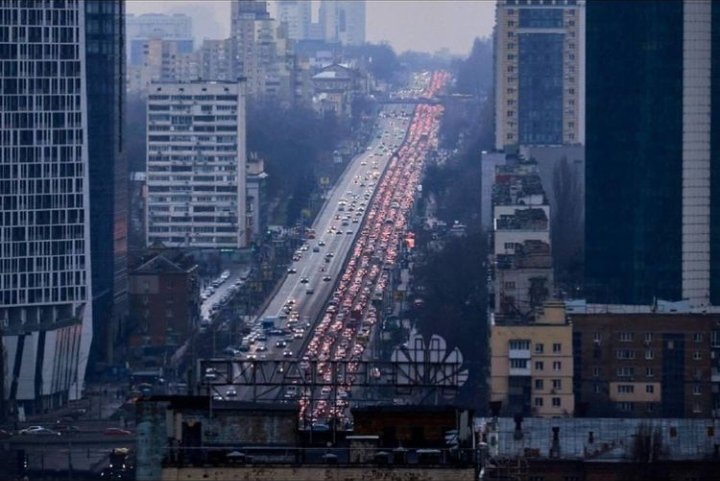Diariogeopol's tweet photo. Miles de personas huyendo de Ucrania. https://t.co/OmFb8d9R6j