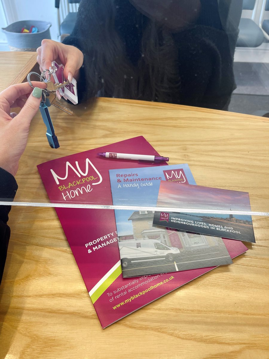 Another day another sign up! 🔑🏡💜#myblackpoolhome #lettings #happytenancy #moveinday