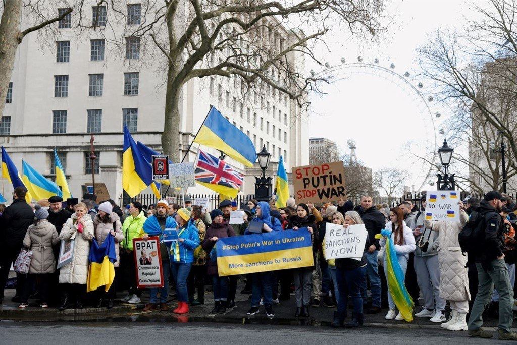 HannaLiubakova's tweet photo. I am proud to see that Belarusians abroad join rallies of solidarity with #Ukraine and protest against the aggression of Russia and the Belarusian regime. Inside the country, we can't protest openly because of harsh repressions and long-term sentences https://t.co/UvCGTNbBcs