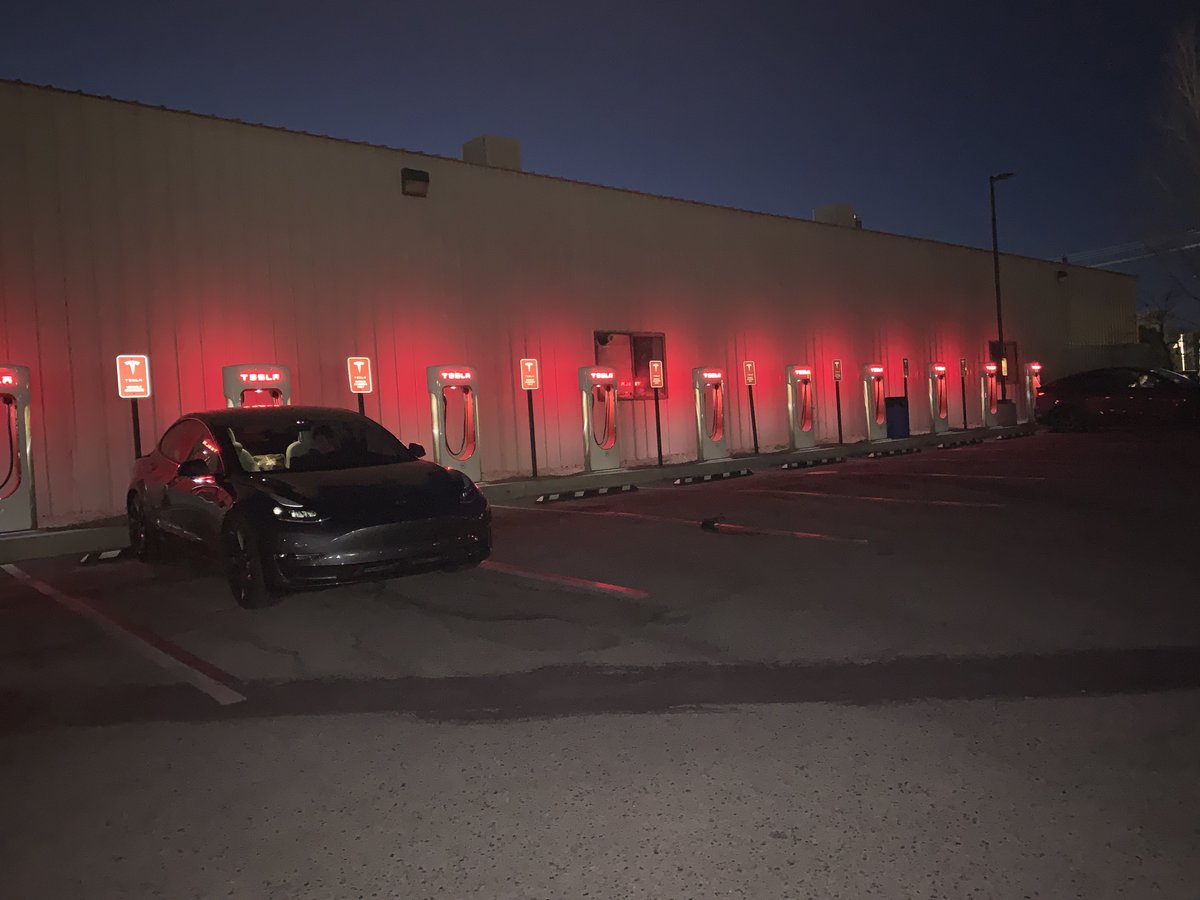 CanalTeslaBr's tweet photo. 1/4
Leiam essa:

Viajando com amigos ontem por regiões montanhosas da California.
500km, com temperaturas abaixo de 0.

Eu com #meuModel3 (usando rede supercharger -SC).
Eles com seu novo Audi eTron (usando rede Electrify America -EA).

Cobertura:
SC- abundante
EA- decente https://t.co/LeKEZIU6V6