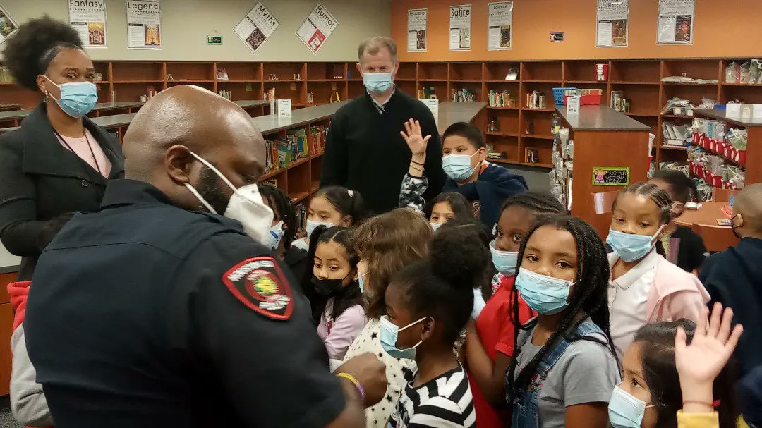 AlmedaES_Wrap's tweet photo. REAL MEN READ 🐾💪🏾📚📖 #LiteracyMatters Thank You Officer Morgan!!! @HISDPolice @HISDPDCORE @Almeda_Elem @Ian_Olmstead https://t.co/z0hzcIG23Y