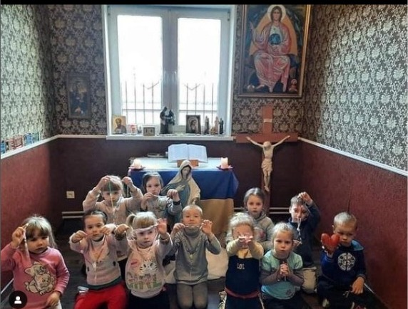 MamelaFialloFlo's tweet photo. Niños en Ucrania rezan el Santo Rosario por la paz.
Nuestra Señora, protectora de Ucrania, ruega por la paz.
#UcraniaRusia https://t.co/IfrXSuaMJV