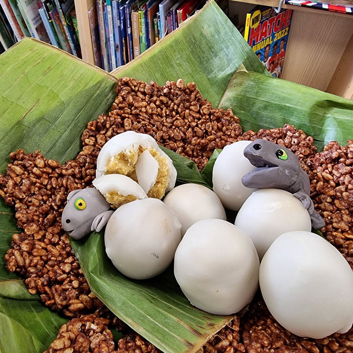 DINOSAUR themed taster day for parents and kids. Gingerbread dino's and fondant cake pops. <a href="/FountainsClose/">Tracy Twinn</a> @Thomas_Franks_ @