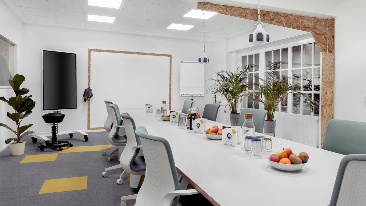 WorkLnB's tweet photo. Hier nur 3 Eindrücke von unseren Räumen: der kleine und der größere Besprechungsraum (ideal für Seminare oder Workshops), und ein Teil von unserem Open Space Gemeinschaftsbüro. #coworkingspace #meeting #workshop #beckum https://t.co/EIMZO8uNA3