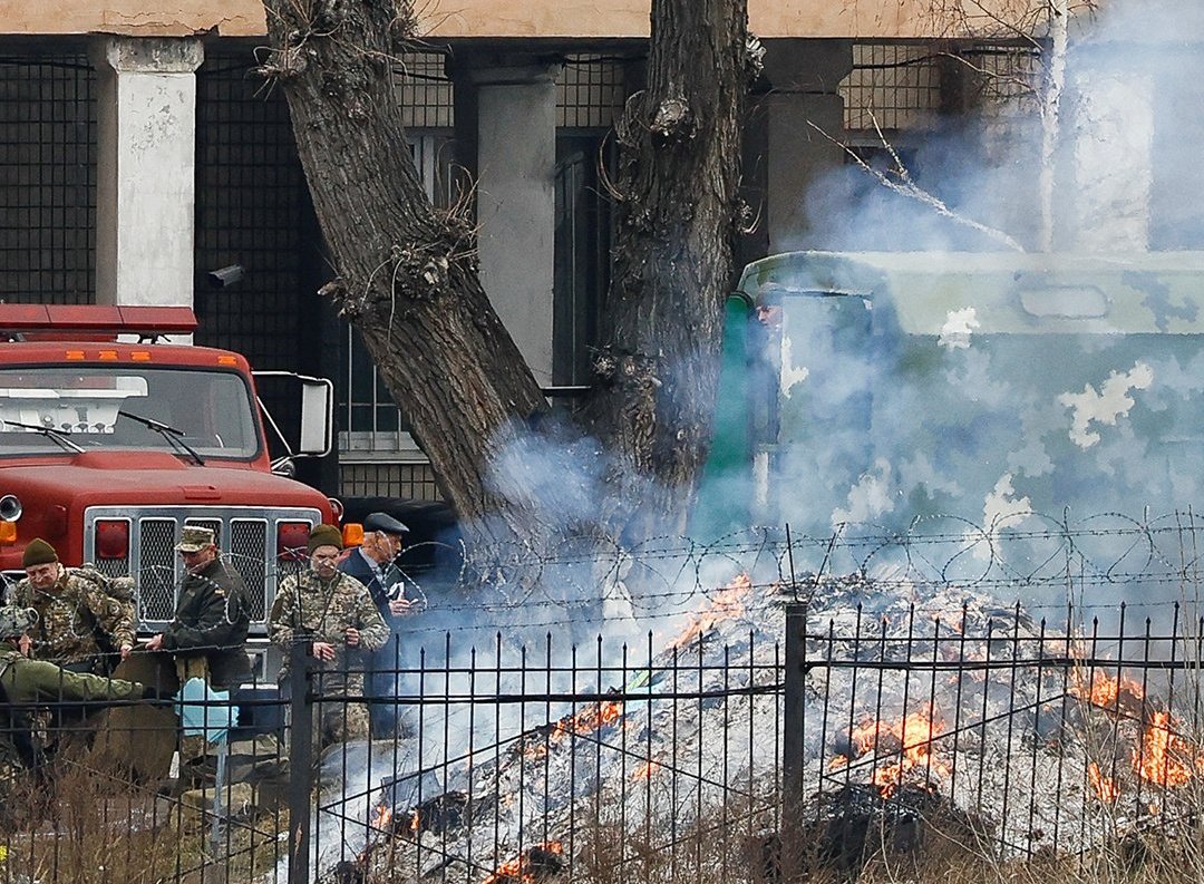Agentes ucranianos queman documentos frente al edificio de inteligencia en las instalaciones de la unidad del Ministerio de Defensa de Ucrania, en  #Kiev,  #Ucrania.