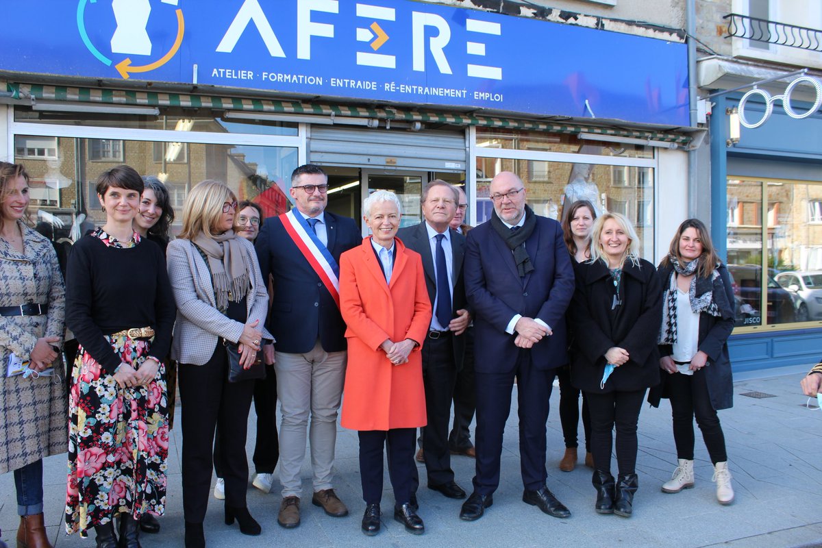 Prefecture50's tweet photo. La Ministre @KlinkertBrigitt a rencontré les membres de L'AFERE à #Periers, association conventionnée atelier et chantier d'insertion. Soutenue dans le cadre de #FranceRelance l'association a pu professionnaliser l'activité couture et recruter un chargé de relations entreprises https://t.co/KakY5tfg00