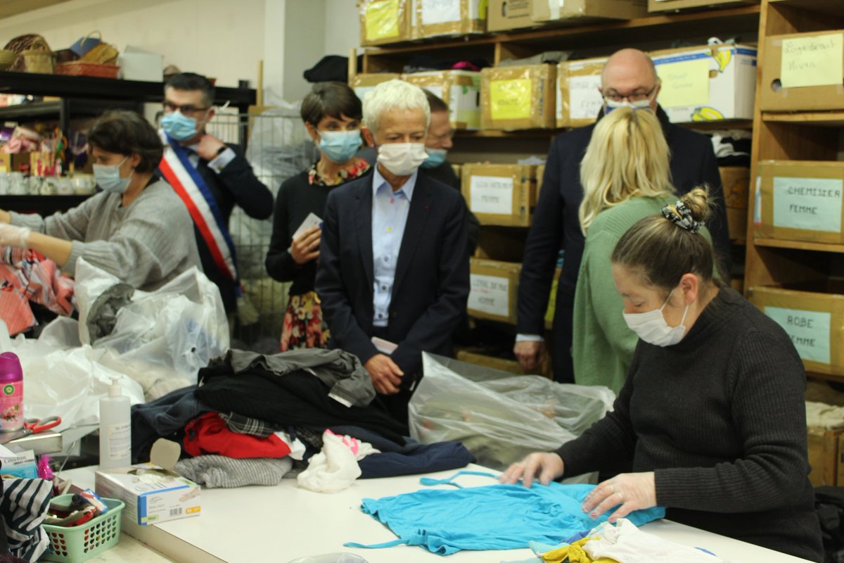 Prefecture50's tweet photo. La Ministre @KlinkertBrigitt a rencontré les membres de L'AFERE à #Periers, association conventionnée atelier et chantier d'insertion. Soutenue dans le cadre de #FranceRelance l'association a pu professionnaliser l'activité couture et recruter un chargé de relations entreprises https://t.co/KakY5tfg00