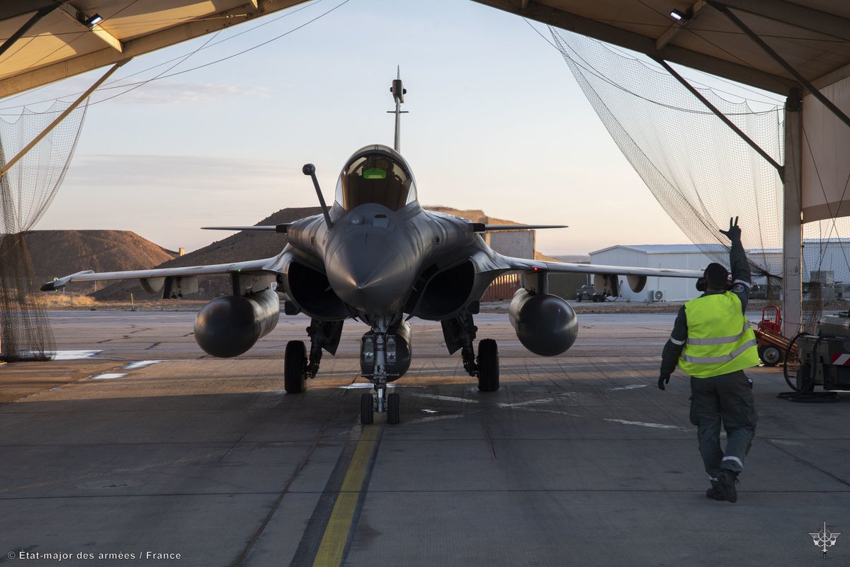 EtatMajorFR's tweet photo. #Chammal | Zoom sur les missions de reconnaissance des Rafale au Levant.
Les Rafale sont équipés de système de reconnaissance de nouvelle génération : Nacelle Reco-NG.
Ces vols sont indispensables pour la planification des opérations avec l’Irak.
➡️https://t.co/D6EOTitYcZ https://t.co/bLOazdLIGd