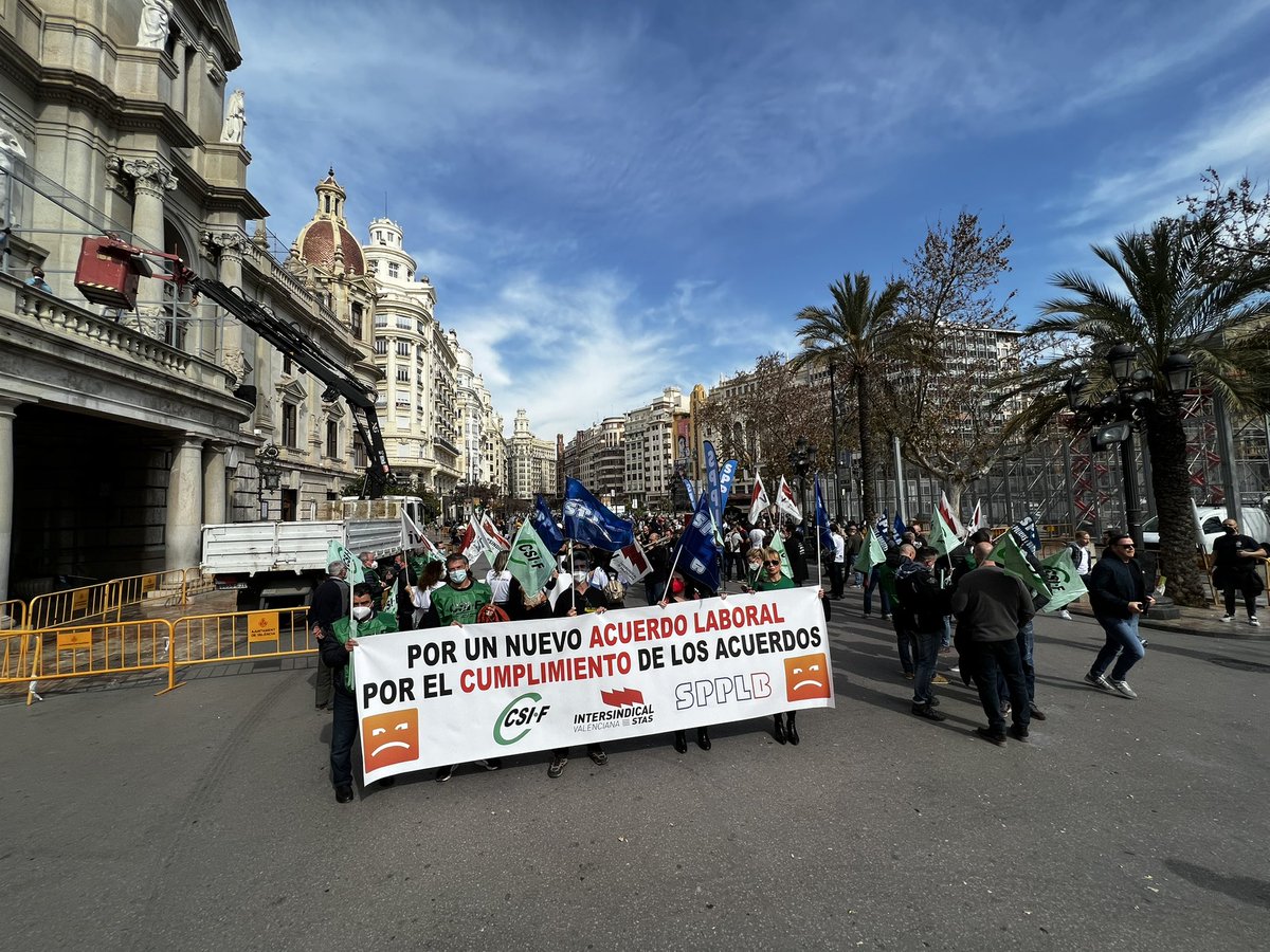 jesussantosci's tweet photo. Cientos 👮🏻‍♀️Bomber@s👨‍🚒la banda d musica municipal🎵🎶 y funcionari@s d servicios del Ayto protestando en la plz https://t.co/2CyPwSwUfE y dentro del Ayto https://t.co/DG8jDqzMNO contra el incumplimiento d acuerdos y futuro del convenio💪 https://t.co/02G2vws9uR https://t.co/Ms0bInsb35