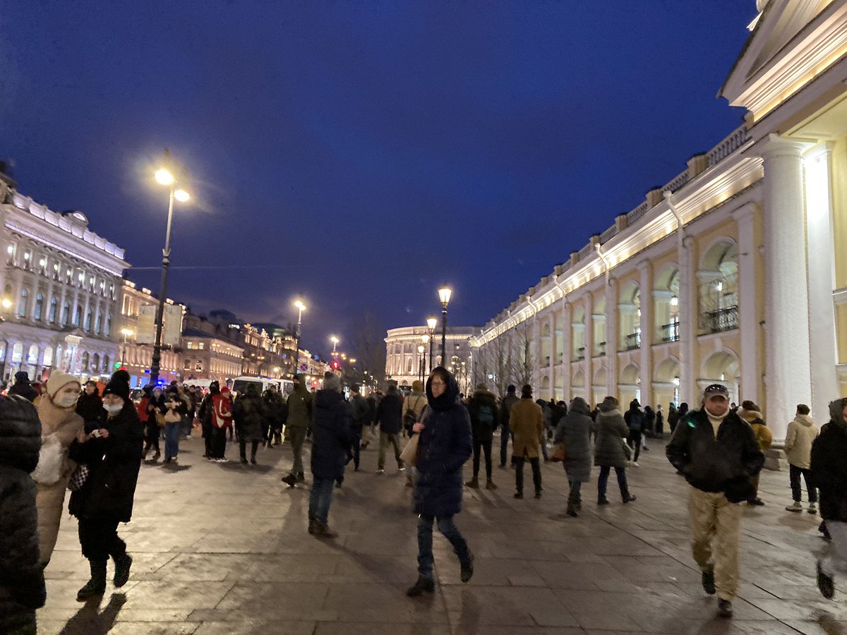 Demo mot kriget börjat på Nevskij i Sankt Peterburg. Alla redo att springa när OMON kommer.