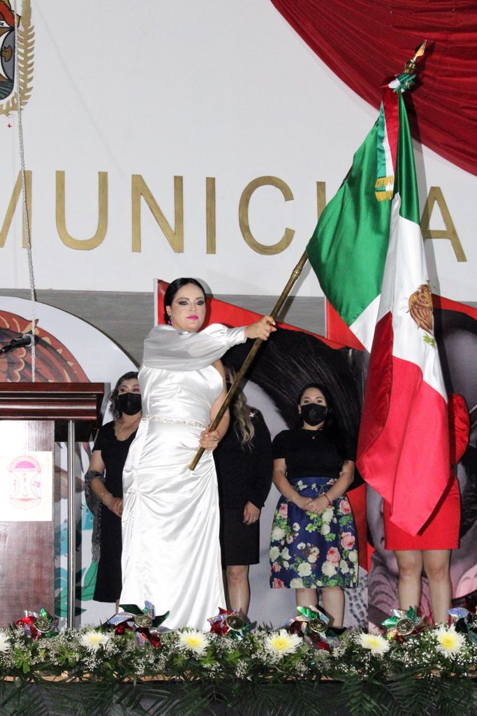 Aglaeemontoya's tweet photo. #DiaDeLaBandera más que sus bellos colores, su escudo y lo que simboliza, nuestra bandera es el reflejo de; amor, fuerza, tenacidad, orgullo y pasión por nuestro país, es por ello que todos tenemos algo en común: todos los días hacer con nuestras acciones un mejor #México. 🙏🏻❤️🇲🇽 https://t.co/O31eKjWeIH