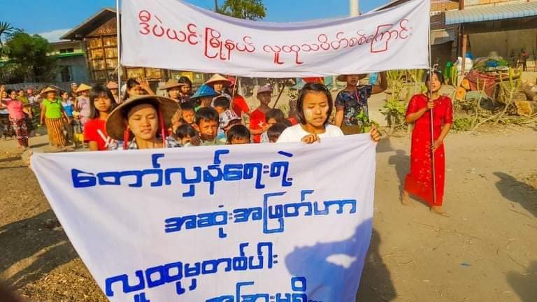 Khithitofficial's tweet photo. ဒီပဲယင်းမြို့နယ် အတွင်းရှိ ကျေးရွာများတွင် အကြမ်းဖက် စစ်ကောင်စီ တော်လှန်ရေး ချီတက် ဆန္ဒပြပွဲများကို PDF တပ်ဖွဲ့များ လိုက်ပါဝန်းရံ

ရန်ကုန်၊ ဖေဖော်ဝါရီ ၂၄
Read More -> https://t.co/jWjAYd1LwI https://t.co/T0XQ1V8so9
