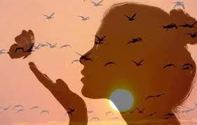 Vou escrever um poema,
tema para virar canção,
será para invadir a mente,
mas não sei ainda o tema,
será escrita em sua mão...
Mas a escrevo para ela,
em toda minha inspiração,
eu escrevendo com calma
e querendo tocar sua alma,
então, habitar seu coração!

by: mantoliva