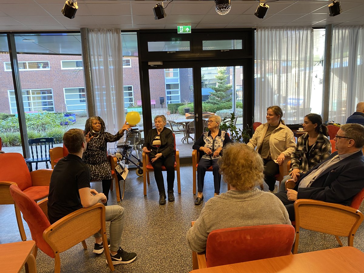 𝐕𝐕𝐕 𝐌𝐞𝐦𝐨𝐫𝐢𝐞𝐬 𝐨𝐧 𝐓𝐨𝐮𝐫 𝐛𝐢𝐣 𝐇𝐞𝐭 𝐙𝐨𝐧𝐧𝐞𝐯𝐞𝐥𝐝
VVV Memories is afgelopen woensdag op bezoek geweest bij het Zonneveld om samen met ouderen herinneringen op te halen uit de historie van VVV-Venlo en te bewegen.
Meer informatie --> bit.ly/3sXh39u