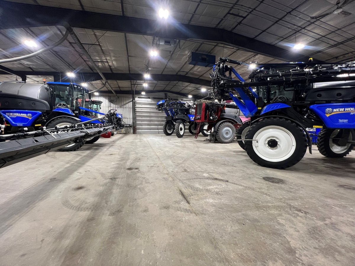 TC_Implement's tweet image. It's nice to have a large shop, especially in the winter! These aren't small machines 🙂 Another successful and hands-on clinic! #sprayerclinic @TC_Implement  #tcimplement #Plant22 @NHAgriculture @NewHollandAG