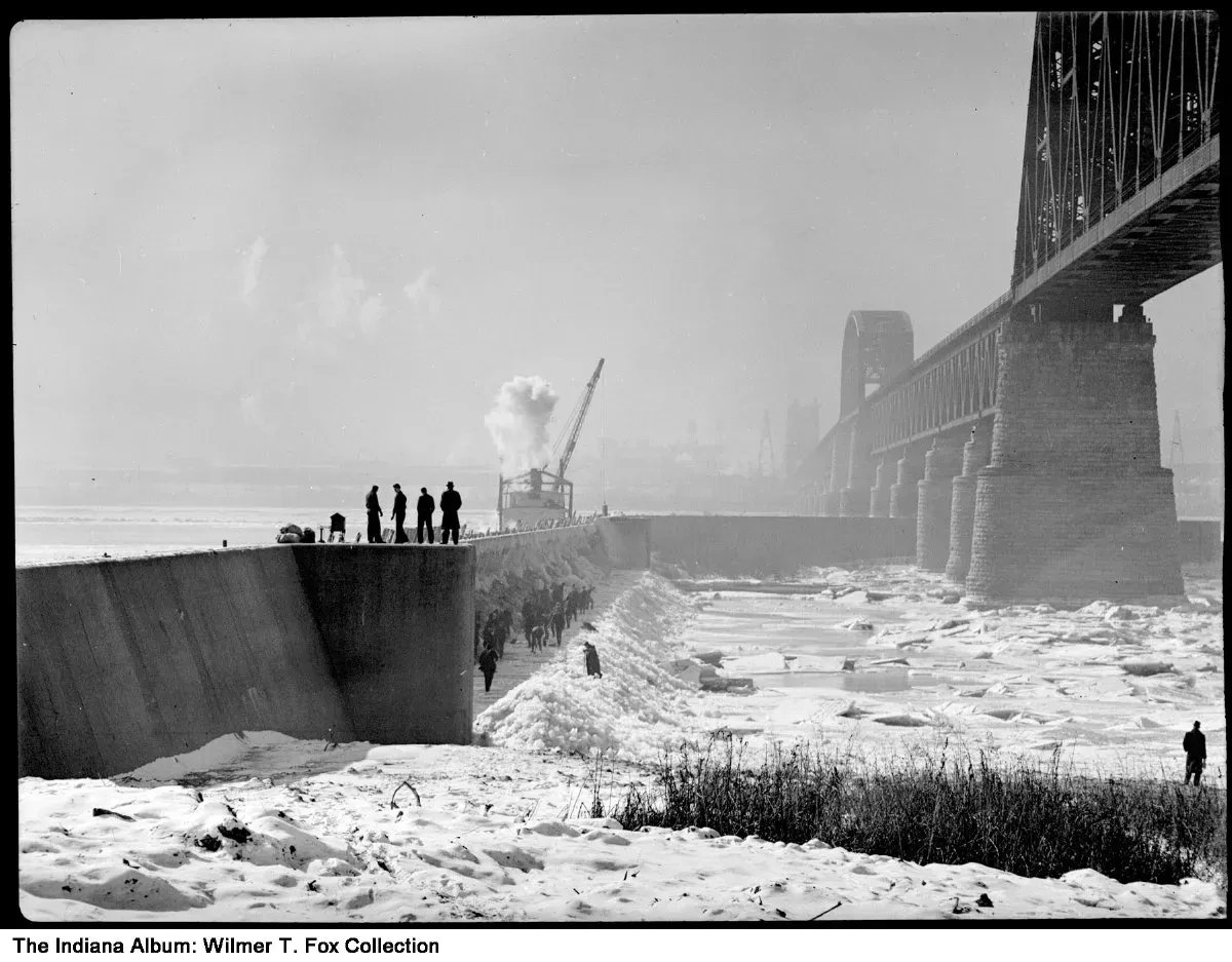 HistoricInd's tweet image. #ThrowbackThursday » Men clearing ice near Fourteenth Street Bridge in Clarksville, Indiana, 1940. From @IndianaAlbum #indianahistory