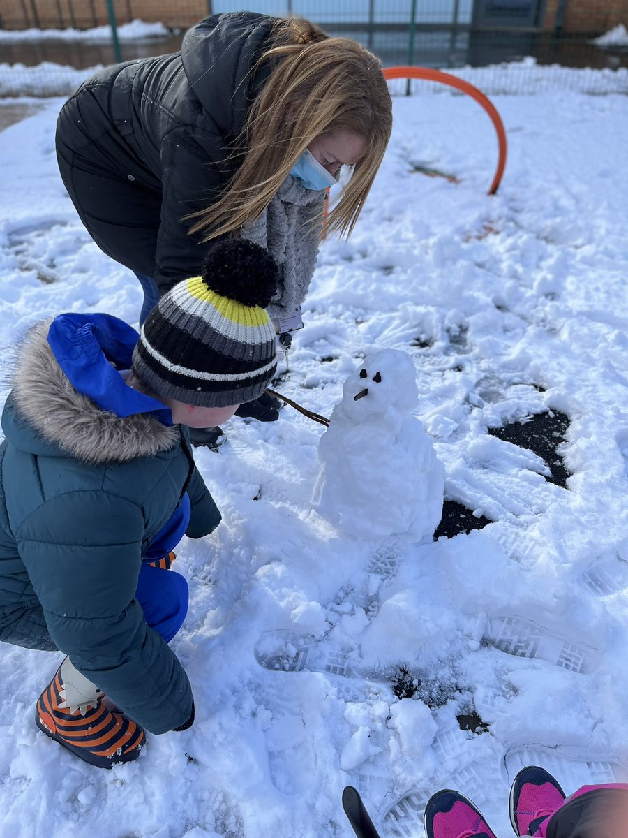 Castleviewps's tweet photo. Snow days are the best days ❄️☃️💚
.
.
.
#letsbuildasnowman #snowangels #outdoorlearning https://t.co/HmsHsM2gb4