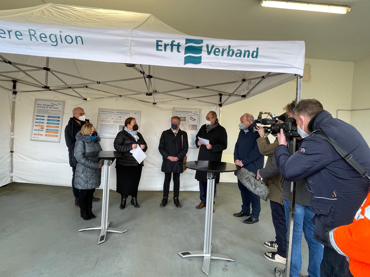 UmweltNRW's tweet photo. Ministerin @HeinenUlla übergibt #Erftverband Förderbescheid für Ausbau der #Kläranlage #RheinbachFlerzheim. Der Einsatz von Membrantechnik und Pulveraktivkohle hilft, Mikroschadstoffe zu reduzieren und trägt zur weiteren Verbesserung der Gewässerqualität von #Swist und #Erft bei. https://t.co/mGaJxQWc12