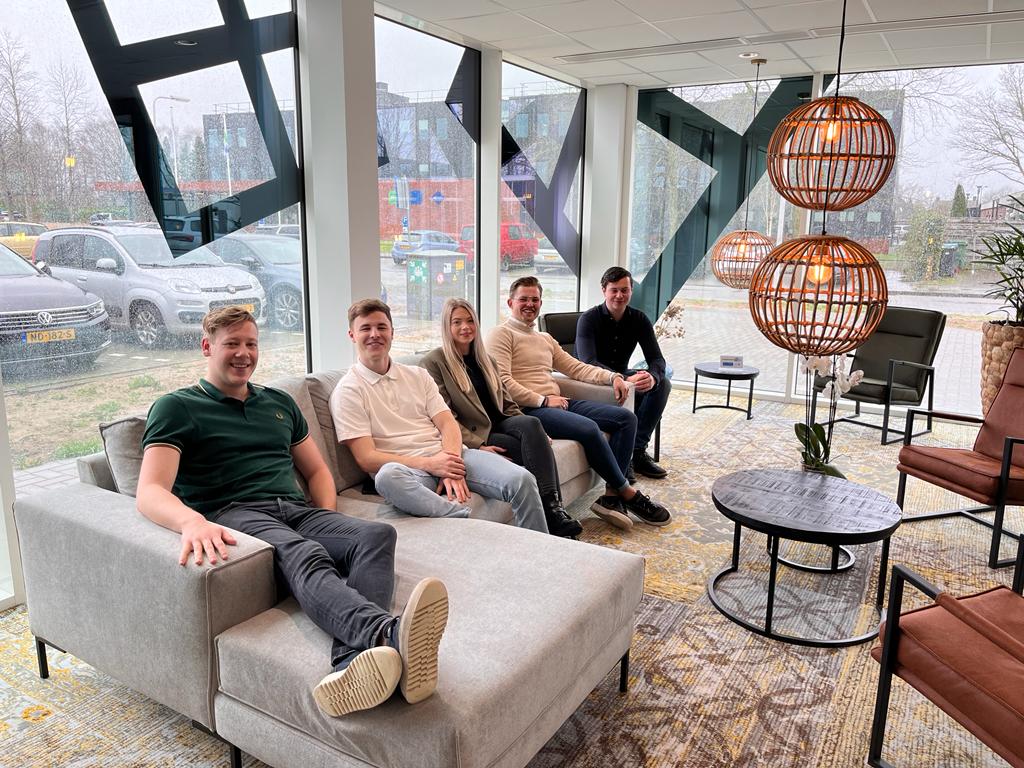 Deze maand mochten we zeven nieuwe studenten verwelkomen die het komende halfjaar mee gaan werken of afstuderen op de afdelingen: Sales, Digital Commerce, Logistiek en Techniek. 

Namens Vink wensen wij deze talenten enorm veel succes en plezier!