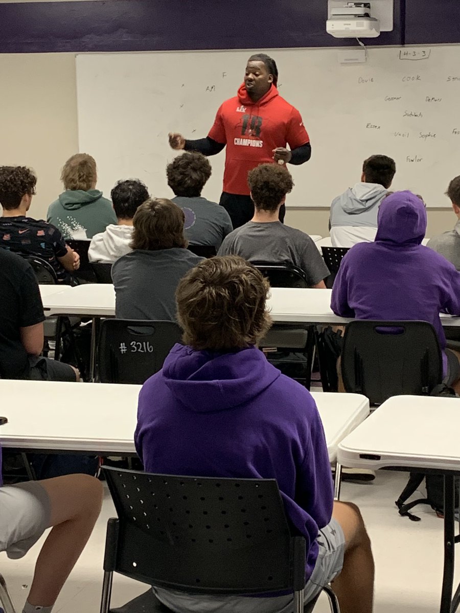 CBluffFootball's tweet photo. Great to have Super Bowl Champion Steve McLendon “on the Bluff” this morning! Awesome motivation and encouragement to start our Thursday Morning Sunrise Workout. #FocusedDrivenLife https://t.co/HJHBrl3Plr