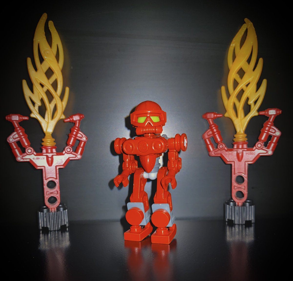 BionicleMicro's tweet photo. One of the six Toa Metru/Toa Hordika who sacrificed his Toa Power and became a Turaga on Mata Nui.

Vakama.

#microbionicle #bionicle #bioniclecommunity #vakama #chilenui #lego #brickonicle #bionicleminifigures https://t.co/yUsB7Z3wCV