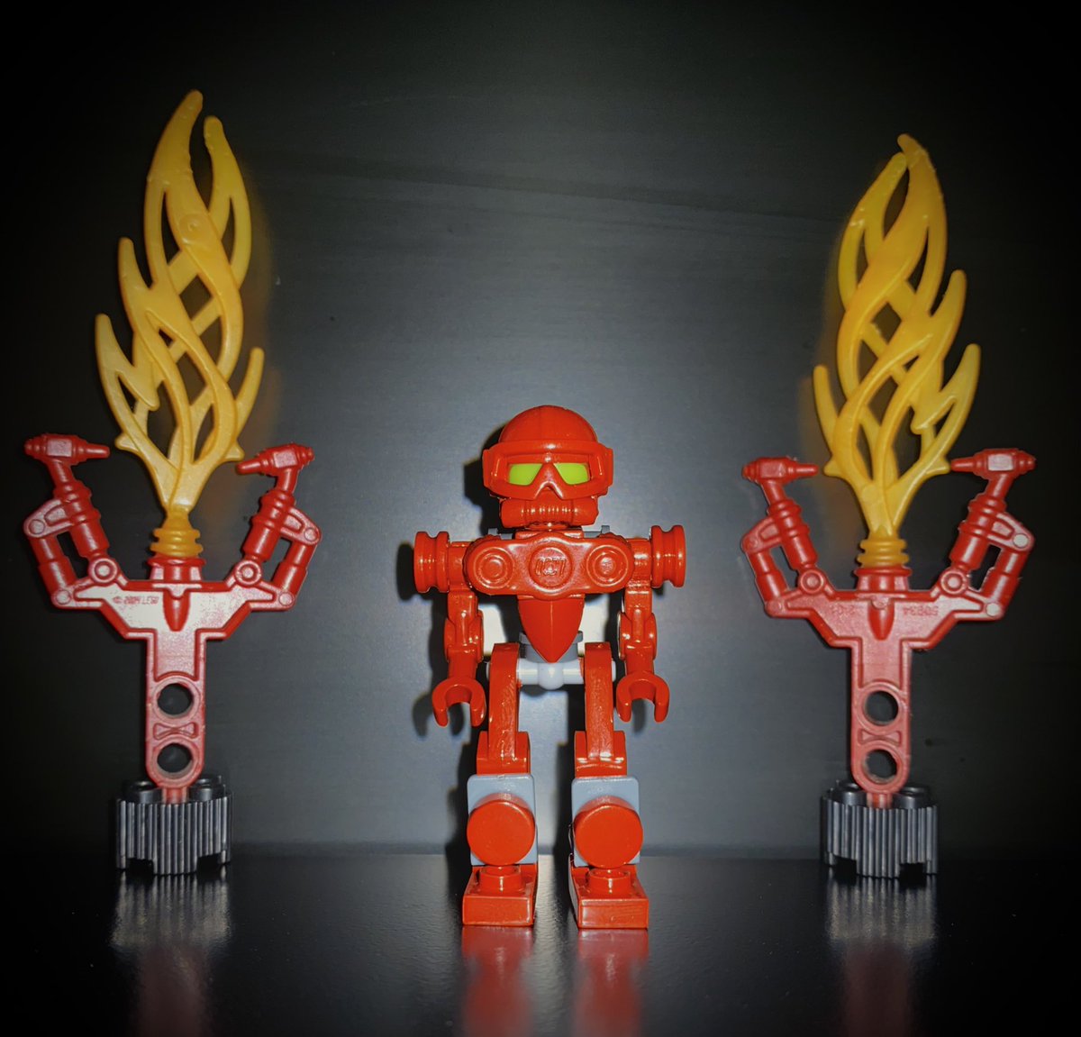 BionicleMicro's tweet photo. One of the six Toa Metru/Toa Hordika who sacrificed his Toa Power and became a Turaga on Mata Nui.

Vakama.

#microbionicle #bionicle #bioniclecommunity #vakama #chilenui #lego #brickonicle #bionicleminifigures https://t.co/yUsB7Z3wCV